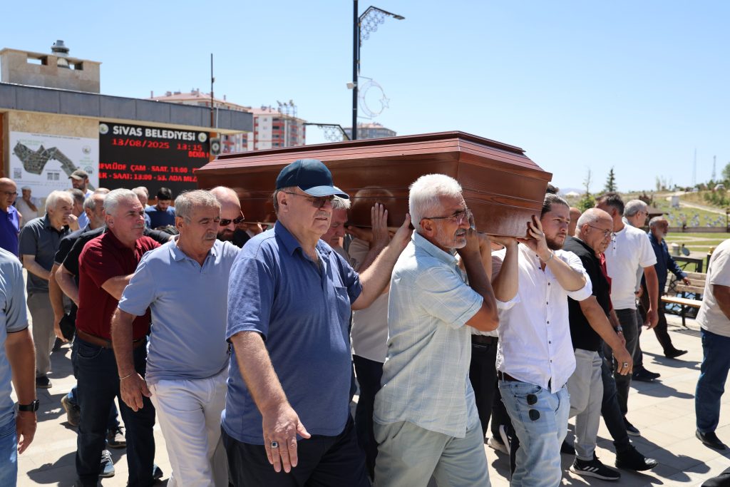 Eski Başbakan Yardımcısı Abdüllatif Şener’in Ağabeyi Ragıp Şener Son Yolculuğuna Uğurlandı AW516752 07 | Gündem Sivas™ Haber