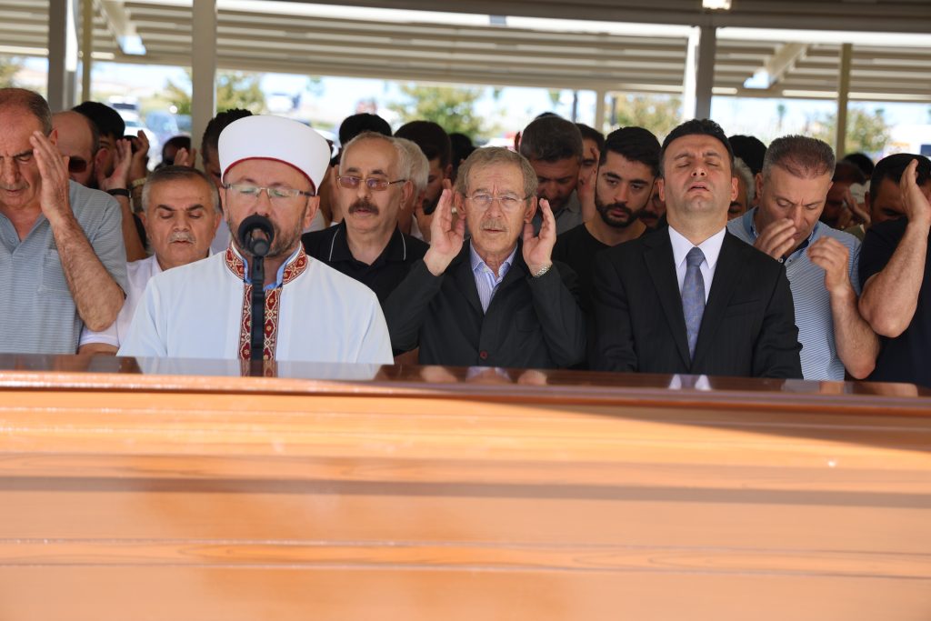 Eski Başbakan Yardımcısı Abdüllatif Şener’in Ağabeyi Ragıp Şener Son Yolculuğuna Uğurlandı AW516752 12 | Gündem Sivas™ Haber
