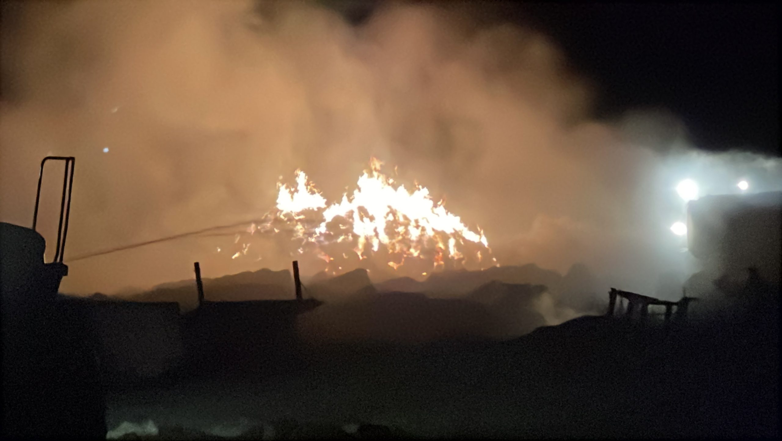 İnceağaç Köyü'nde Çıkan Yangın: 6 Bin Saman Balyası ve 4 Traktör Küle Döndü