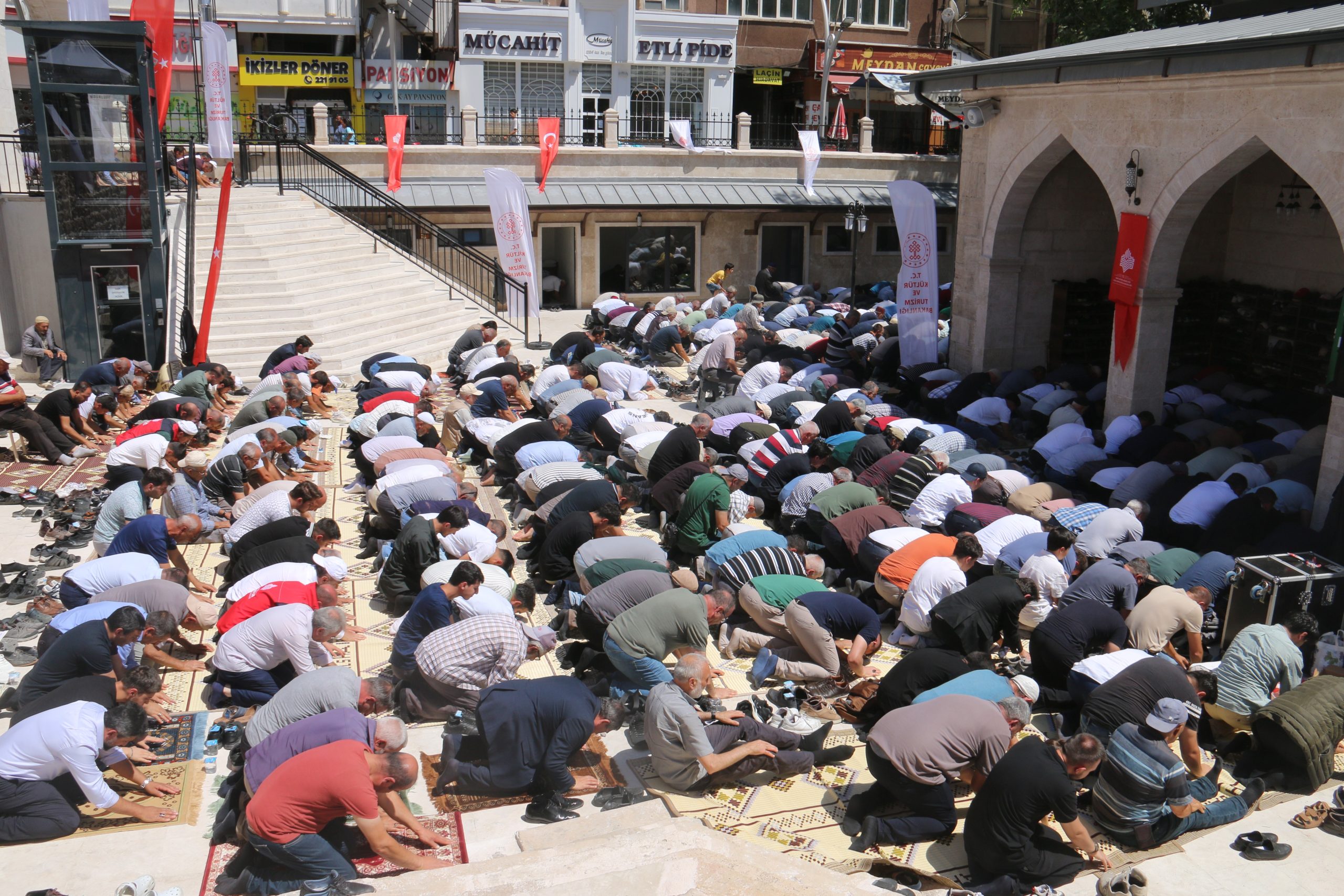 Sivas’ın Tarihi Mirası Meydan Camii Restorasyon Sonrası İbadete Açıldı