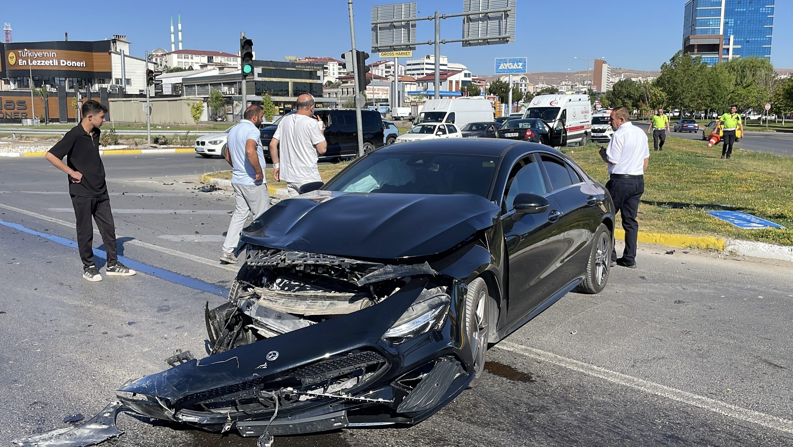 Sivas’ta Dikkatsiz Sürüş: Kavşak Kazasında 3 Yaralı
