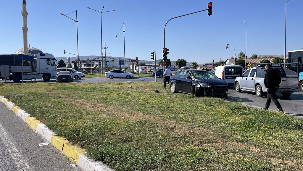 Sivas’ta Dikkatsiz Sürüş: Kavşak Kazasında 3 Yaralı AW518652 03 | Gündem Sivas™ Haber