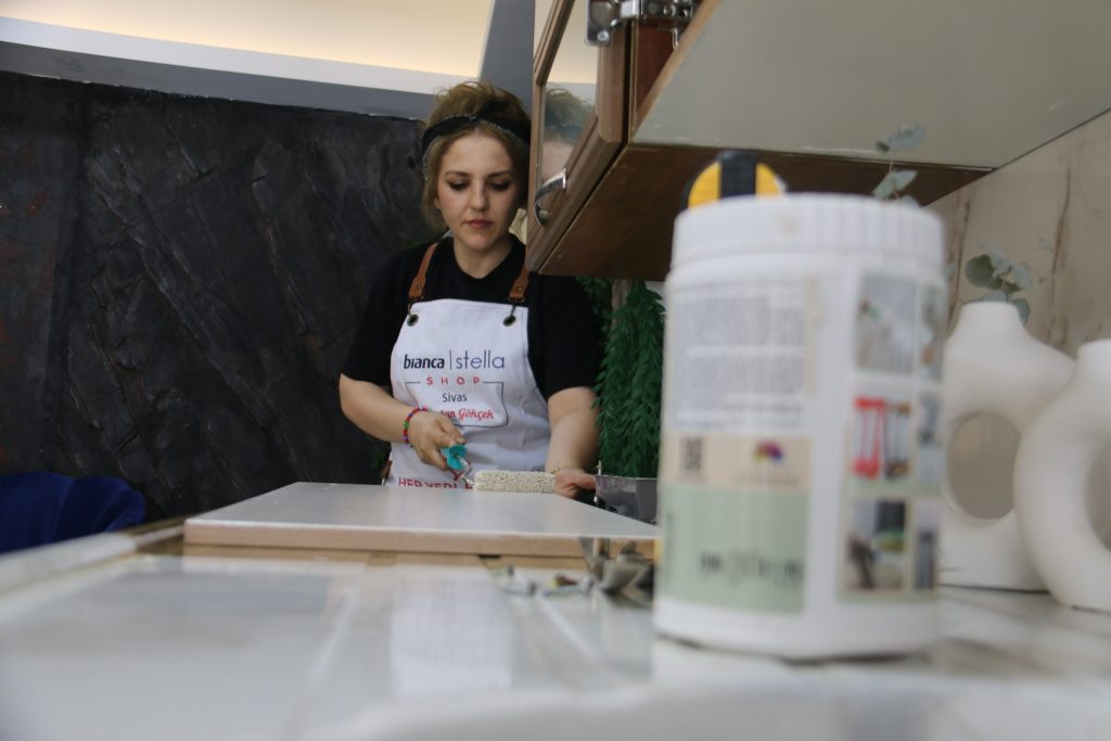 Handan Gökçek, Kadınlardan Oluşan Ekibiyle Boyacılık Sektöründe Fark Yaratıyor AW519739 03 | Gündem Sivas™ Haber