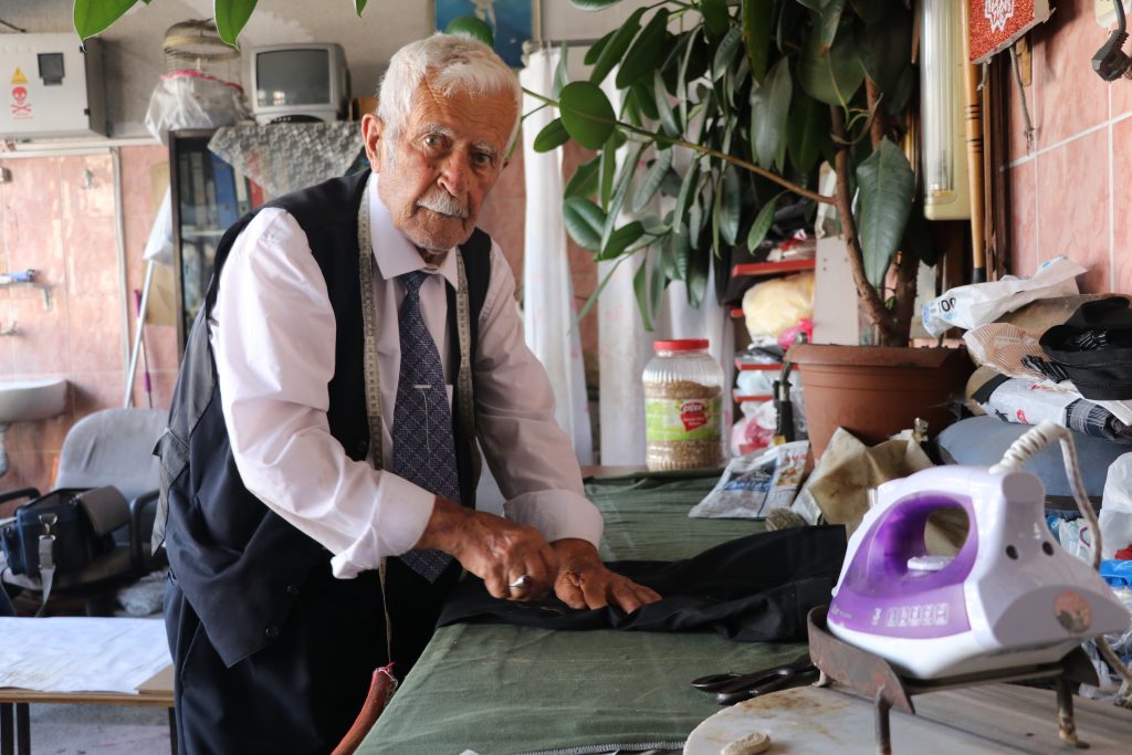 93 Yaşındaki Recep Yılmaz, 80 Yıldır Terzilik Yaparak Zamana Meydan Okuyor AW519754 02 | Gündem Sivas™ Haber