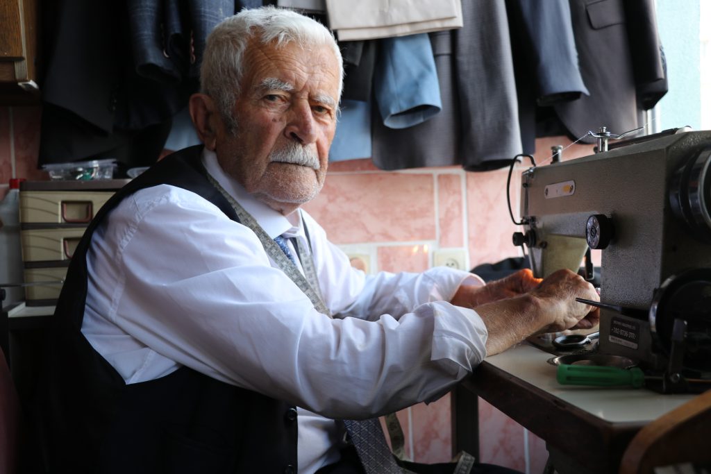 93 Yaşındaki Recep Yılmaz, 80 Yıldır Terzilik Yaparak Zamana Meydan Okuyor AW519754 03 | Gündem Sivas™ Haber