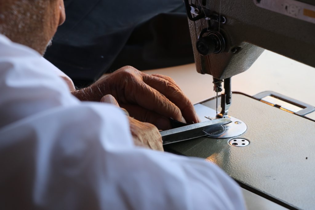 93 Yaşındaki Recep Yılmaz, 80 Yıldır Terzilik Yaparak Zamana Meydan Okuyor AW519754 04 | Gündem Sivas™ Haber