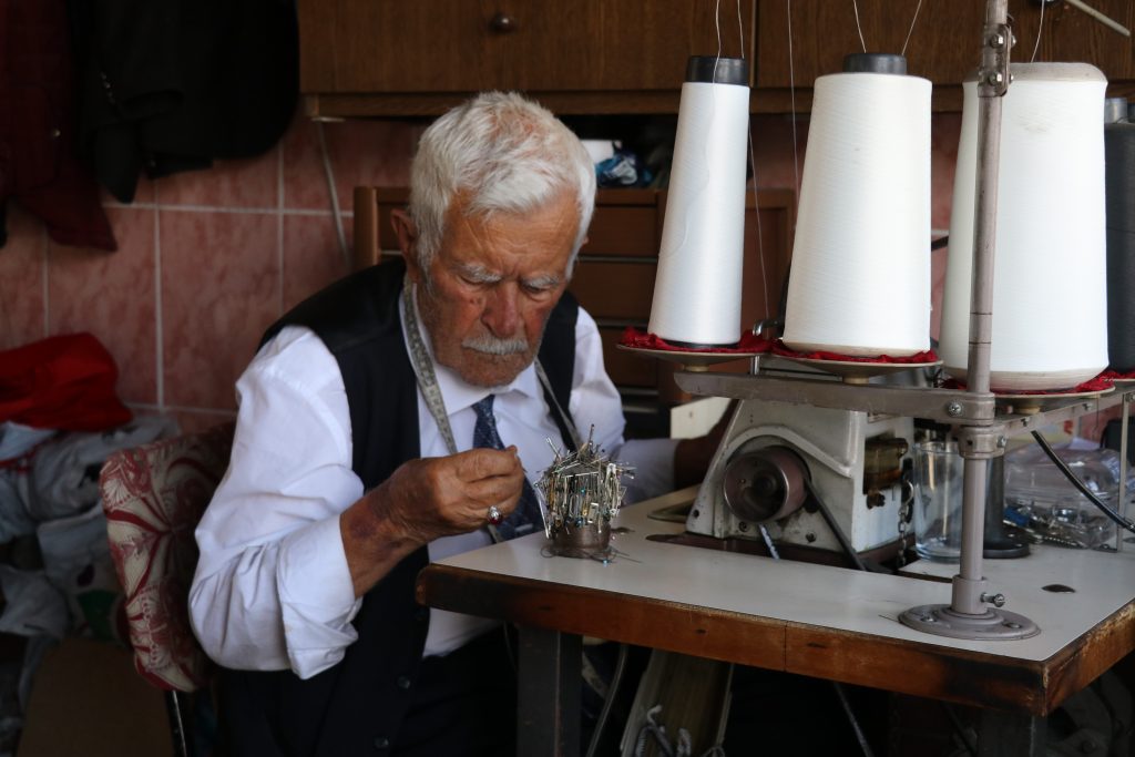 93 Yaşındaki Recep Yılmaz, 80 Yıldır Terzilik Yaparak Zamana Meydan Okuyor AW519754 05 | Gündem Sivas™ Haber