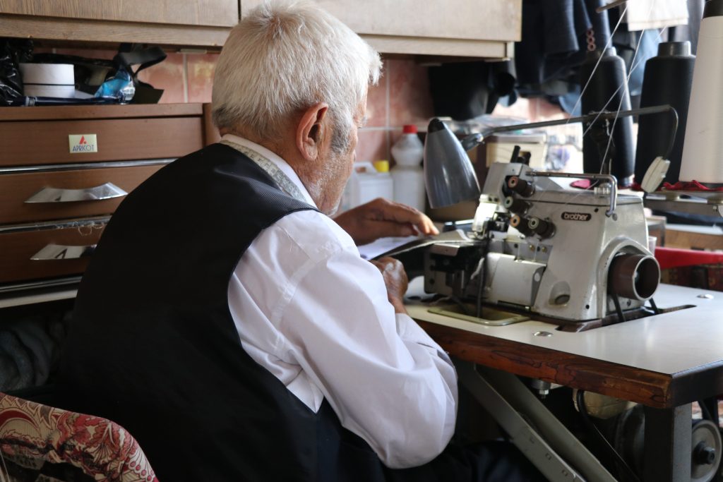 93 Yaşındaki Recep Yılmaz, 80 Yıldır Terzilik Yaparak Zamana Meydan Okuyor AW519754 06 | Gündem Sivas™ Haber