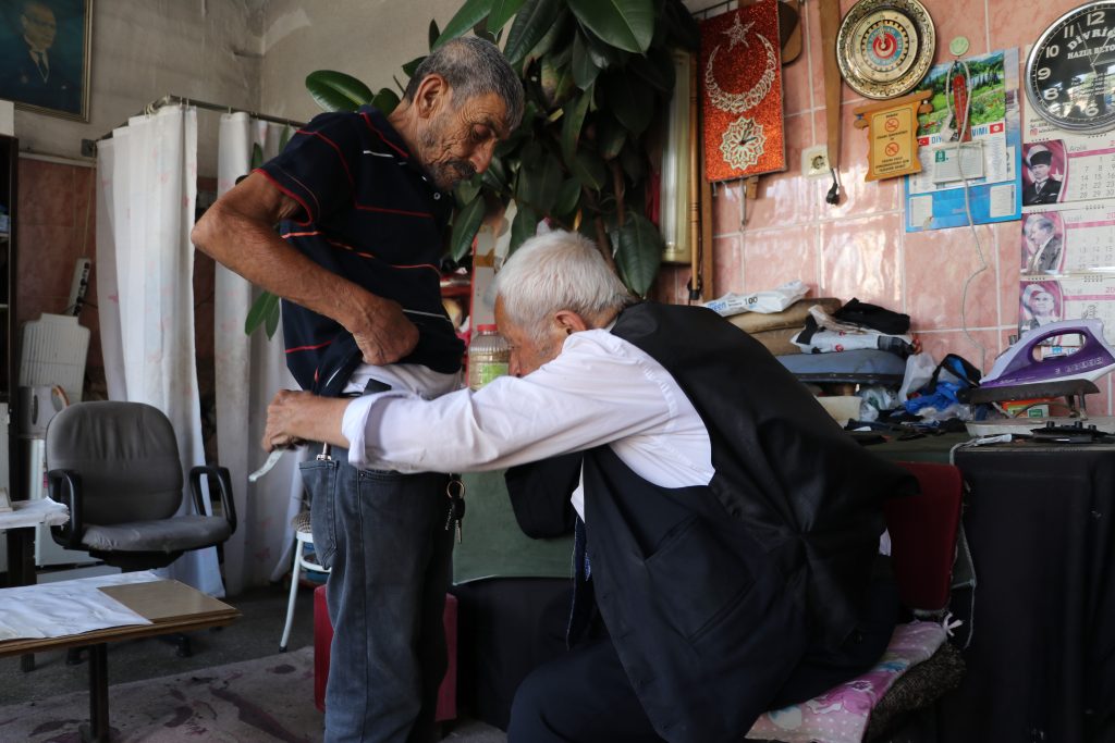93 Yaşındaki Recep Yılmaz, 80 Yıldır Terzilik Yaparak Zamana Meydan Okuyor AW519754 07 | Gündem Sivas™ Haber