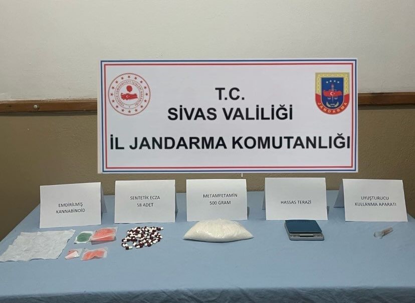 Sivas'ta İki Büyük Operasyon: Metamfetamin ve Esrar Ele Geçirildi, 1 Tutuklama