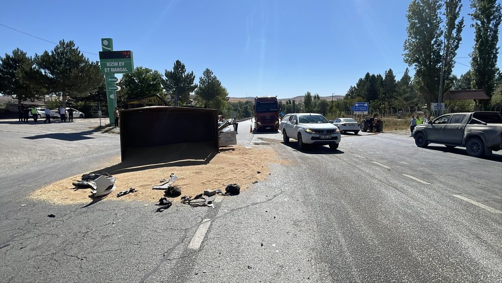 Sivas'ta Traktörün Kontrolsüz Manevrası: Buğday Yüklü Römorka Çarpışta 3 Yaralı AW523100 03 | Gündem Sivas™ Haber