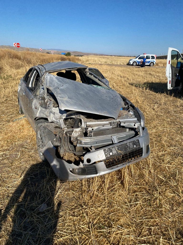 Trafik Kazası: 1 Ölü, 4 Yaralı Trafik Kazası: 1 Ölü, 4 Yaralı