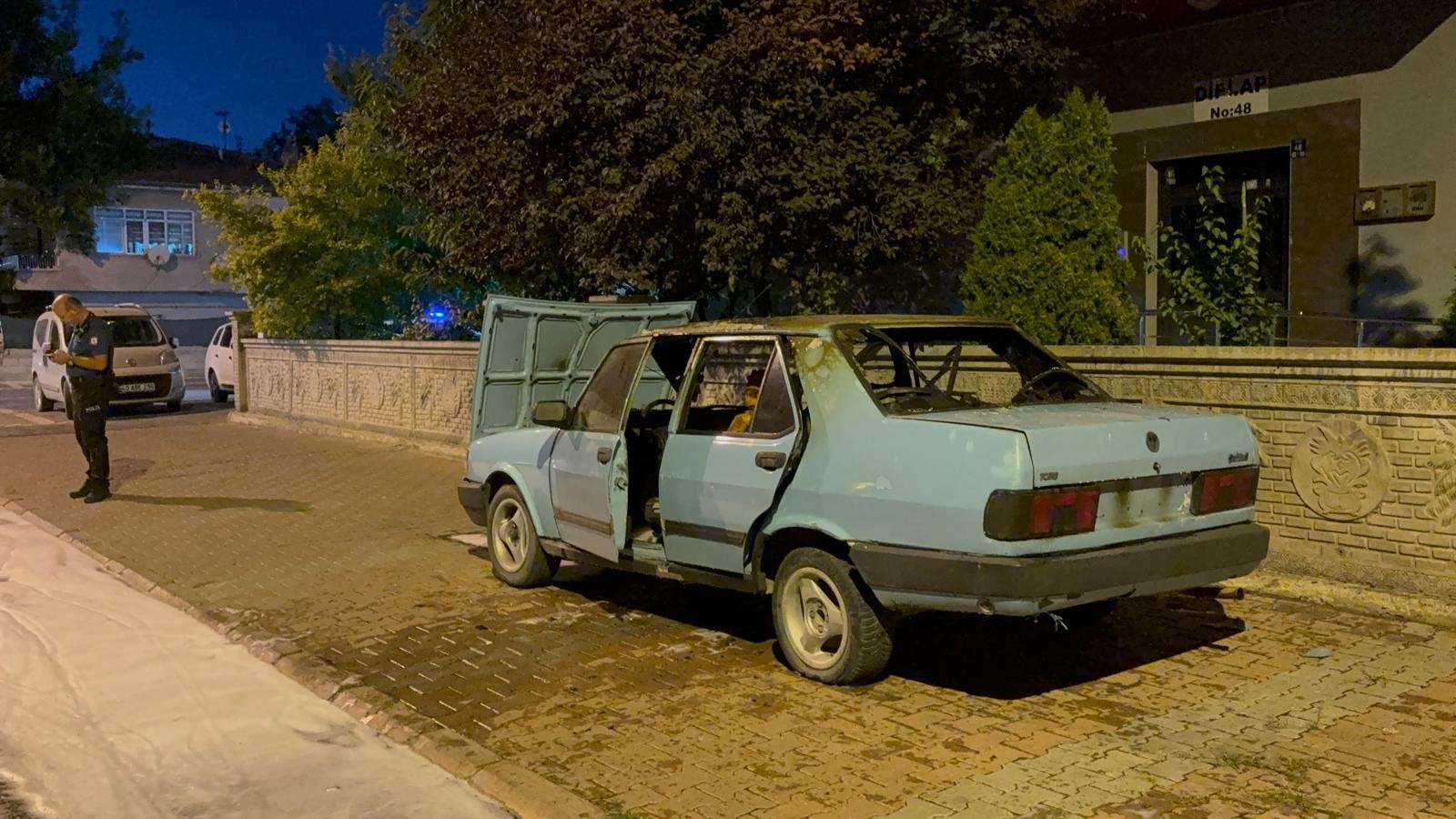 Park Halindeki Otomobil Alev Aldı: İtfaiye Müdahale Etti