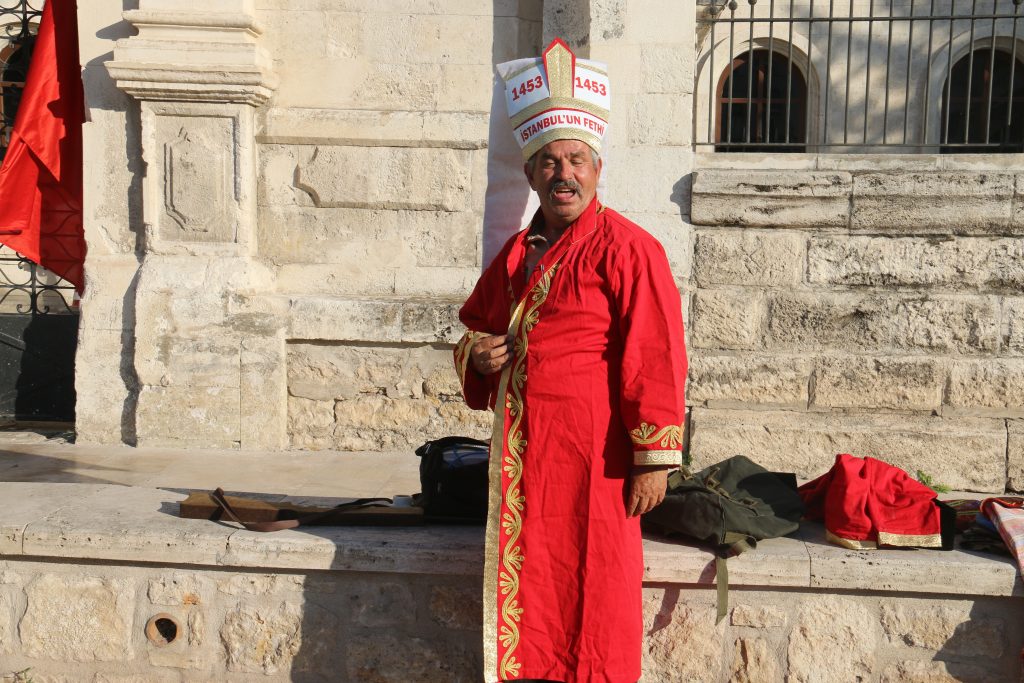 Sivas’ta Tarihi Kıyafetleriyle Dikkat Çeken Nurettin Taşkın İlgi Odağı Oldu
