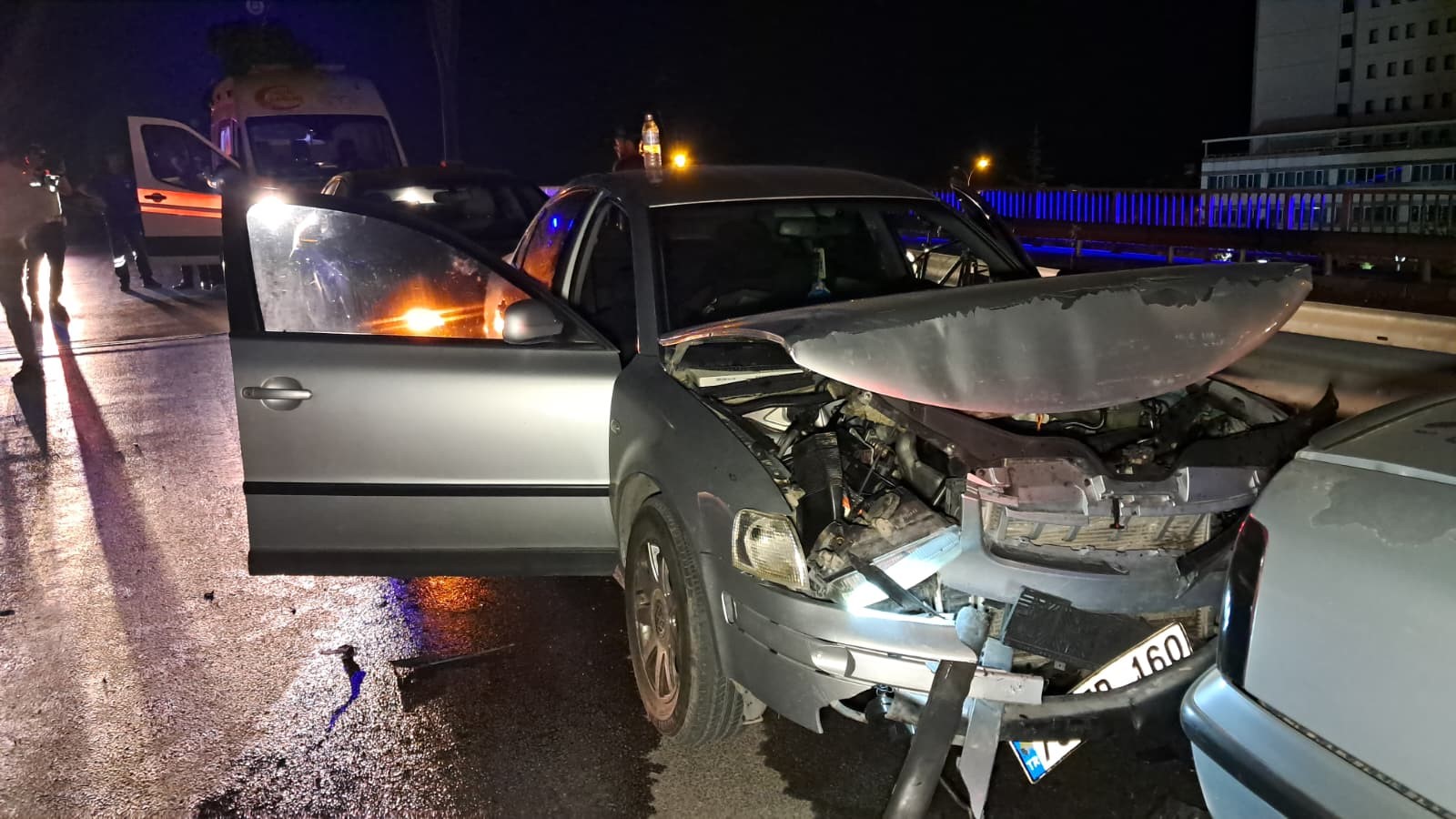 Üst Geçitte Zincirleme Trafik Kazası: 4 Araç Çarpıştı, 1 Yaralı!