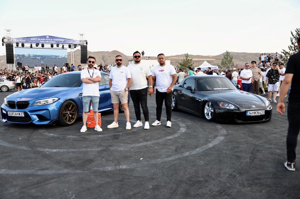 Sivas’ta Adrenalin Tutkunları İçin Dev Drift Pistinin Açılışı Yapıldı! IMG 20250804 WA0032 | Gündem Sivas™ Haber