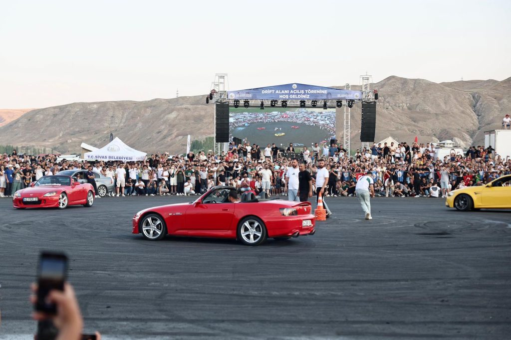 Sivas’ta Adrenalin Tutkunları İçin Dev Drift Pistinin Açılışı Yapıldı! IMG 20250804 WA0042 | Gündem Sivas™ Haber