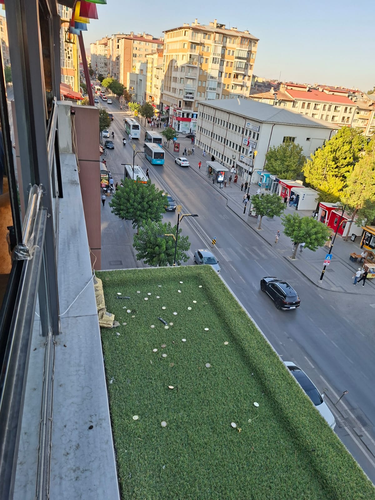 Sivas'ta Para Yağmuru! İstasyon Caddesi'ndeki Kafenin Balkonu Dilek Noktası Oldu
