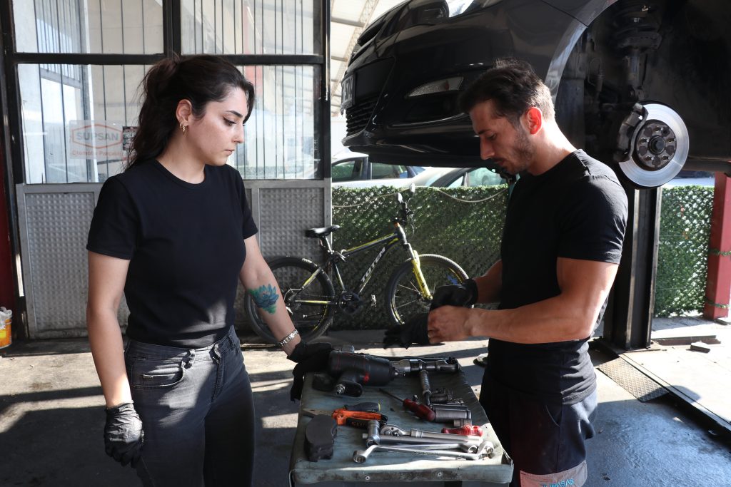 Sivas’ta Kadın Motor Ustası: Sümeyra Yıldırım Azmiyle Dikkat Çekiyor