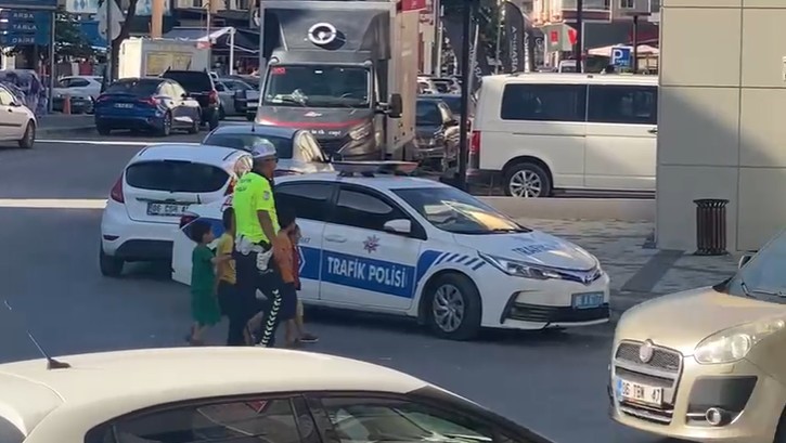Trafik Polisi 4 Çocuğun Elinden Tutarak Yolun Karşısına Geçirdi Trafik Polisi 4 Çocuğun Elinden Tutarak Yolun Karşısına Geçirdi