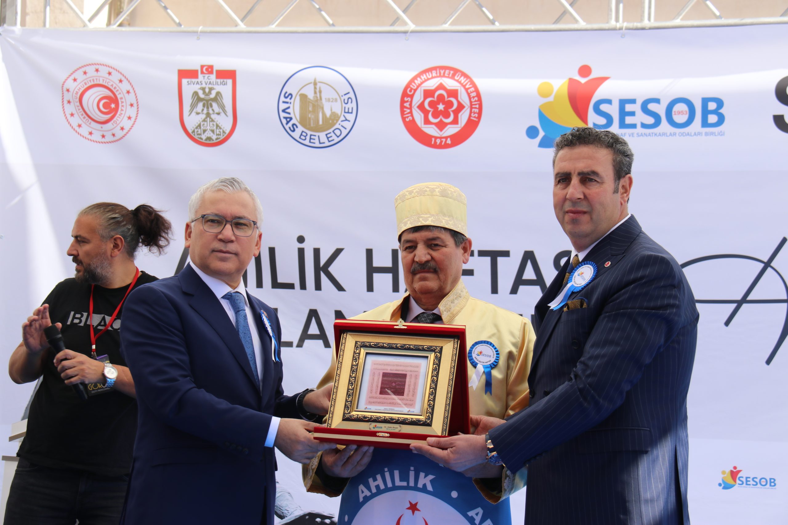 Sivas’ta Yılın Ahisi Şahin Berçin, Ödülünü TSK Güçlendirme Vakfına Bağışladı
