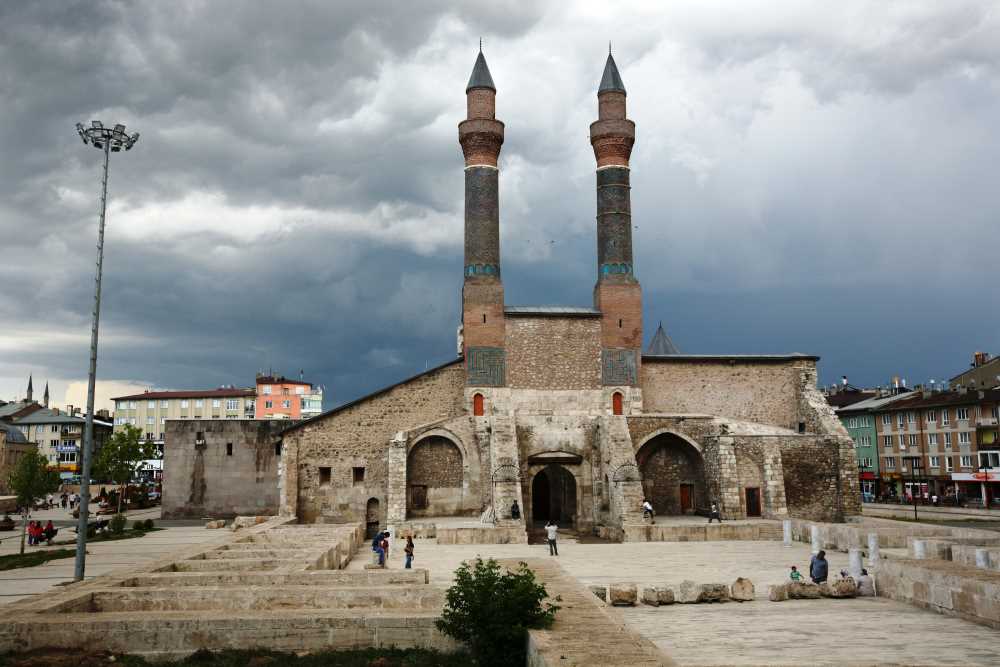 Sivas’ın İncisi: Çifte Minareli Medrese Ziyaretçilerini Büyülüyor