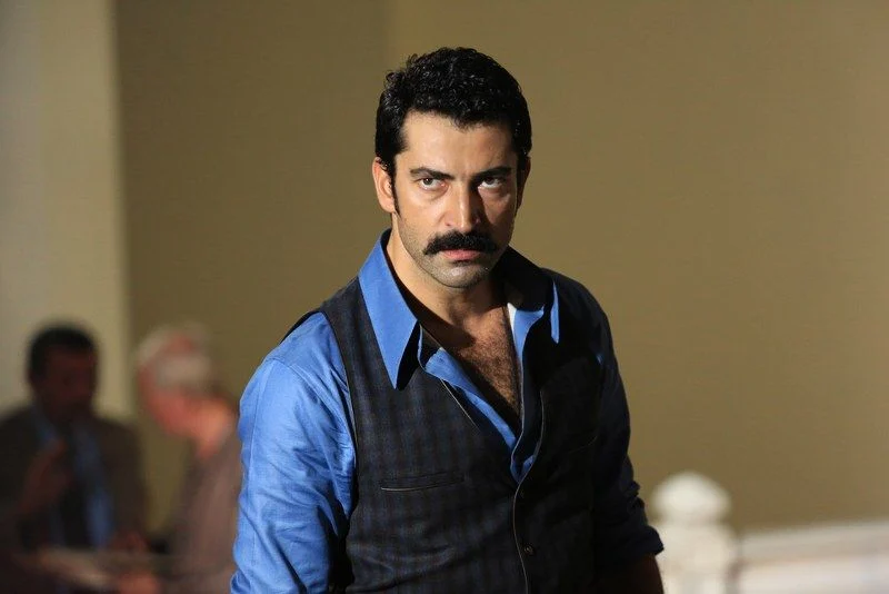 Kenan İmirzalıoğlu Kimdir? Hayatı, Dizileri ve Filmleri