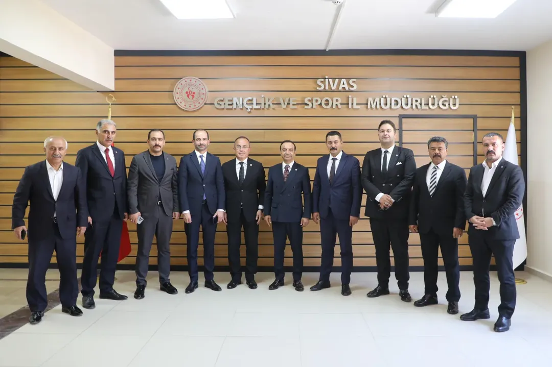 Sivas'ta Önemli Ziyaret: Milletvekili Özyürek ve Siyasi Temsilciler İl Müdürü Ertem'i Ziyaret Etti