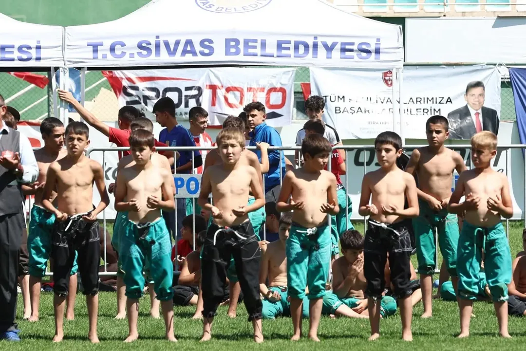 Sivas'ta Geleneksel Uluslararası Muhsin Yazıcıoğlu Karakucak Güreşleri Başladı