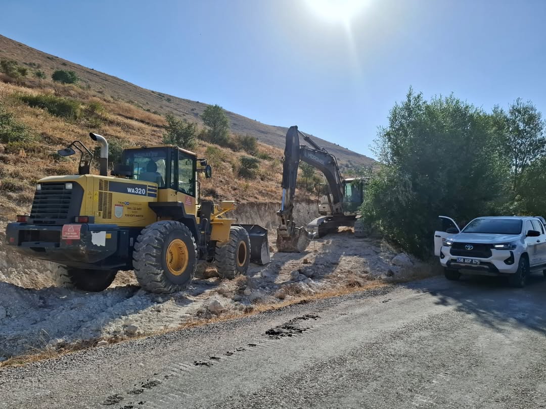 Sivas'ta Yıldızeli'nde Viraj Düzeltme Çalışmalarıyla Yollar Güvenli Hale Getiriliyor