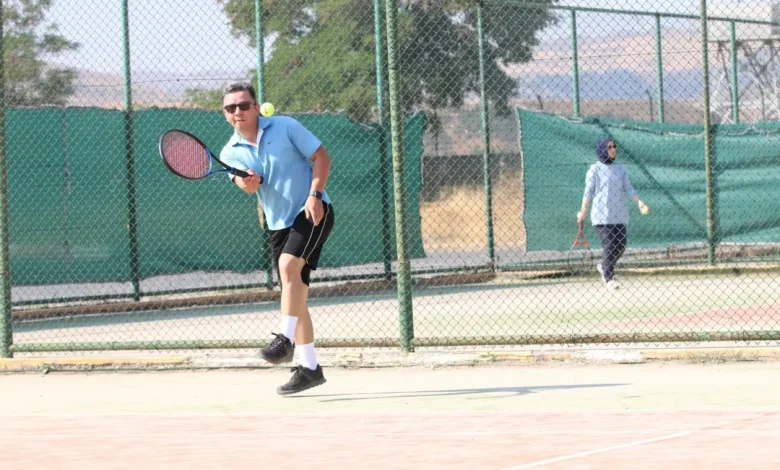 Sivas'ta 4 Eylül Tenis Turnuvası Başladı: 128 Sporcu Mücadele Ediyor 3715750985777079171 10561456822 | Gündem Sivas™ Haber