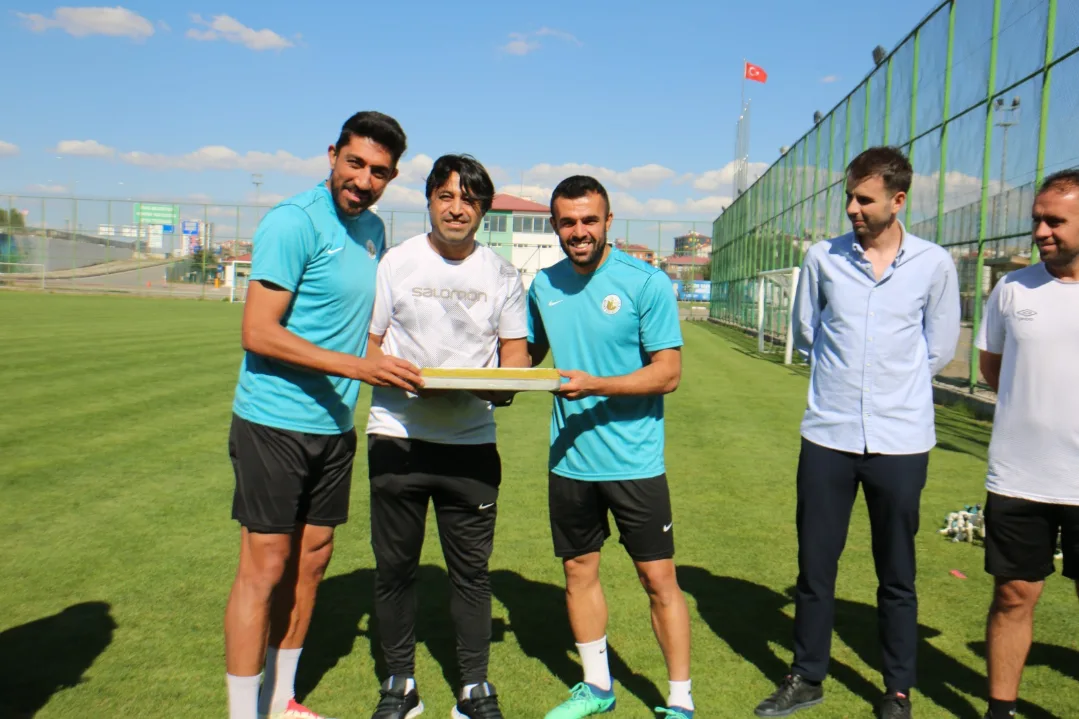 Sivas Gücü Belediye Spor'a Deneyimli Teknik Adam Yerlikaya'dan Moral Ziyareti