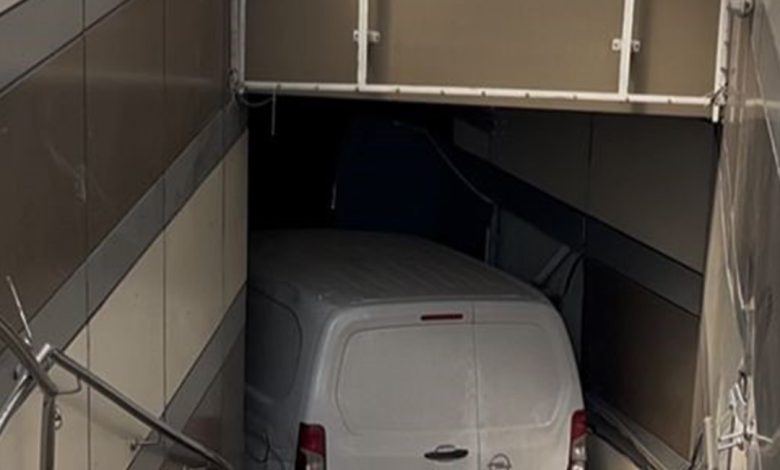 Bursa'da Otomobil Metro İstasyonuna Dalarken Sürücü Yaralandı 3719957323831141971 976408710 | Gündem Sivas™ Haber