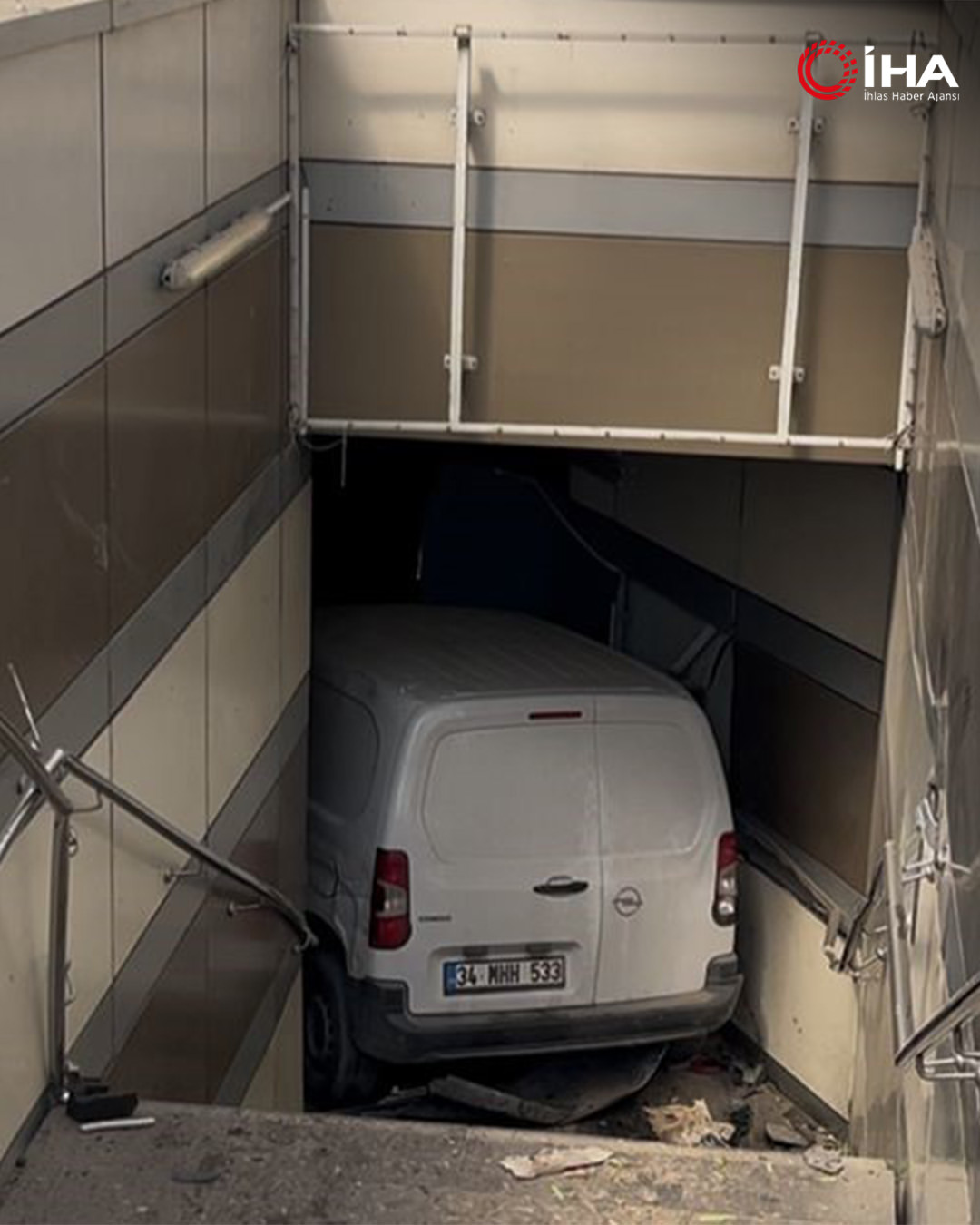 Bursa'da Otomobil Metro İstasyonuna Dalarken Sürücü Yaralandı
