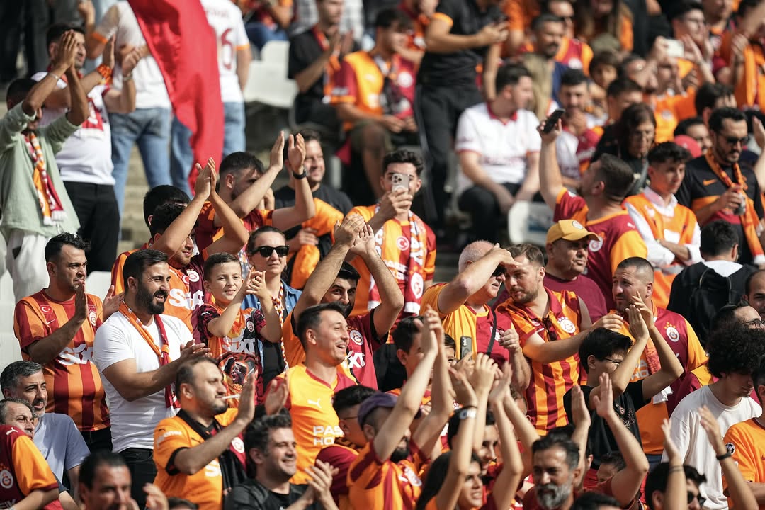 Galatasaray Taraftarı, Takımını 'Next Level'a Taşımak İçin Tribünlerde Destan Yazıyor!