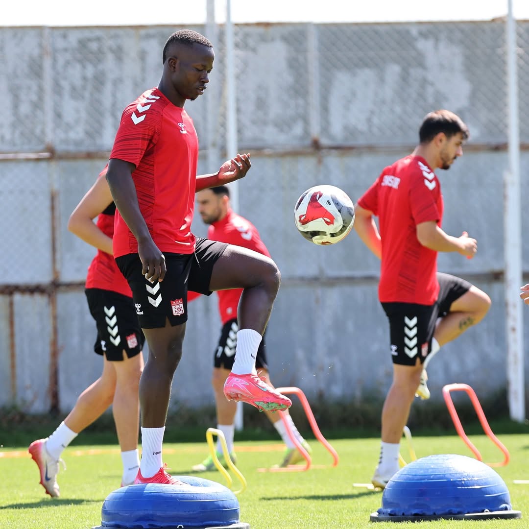 Sivasspor'a Yeni Transfer Aly Malle Katıldı