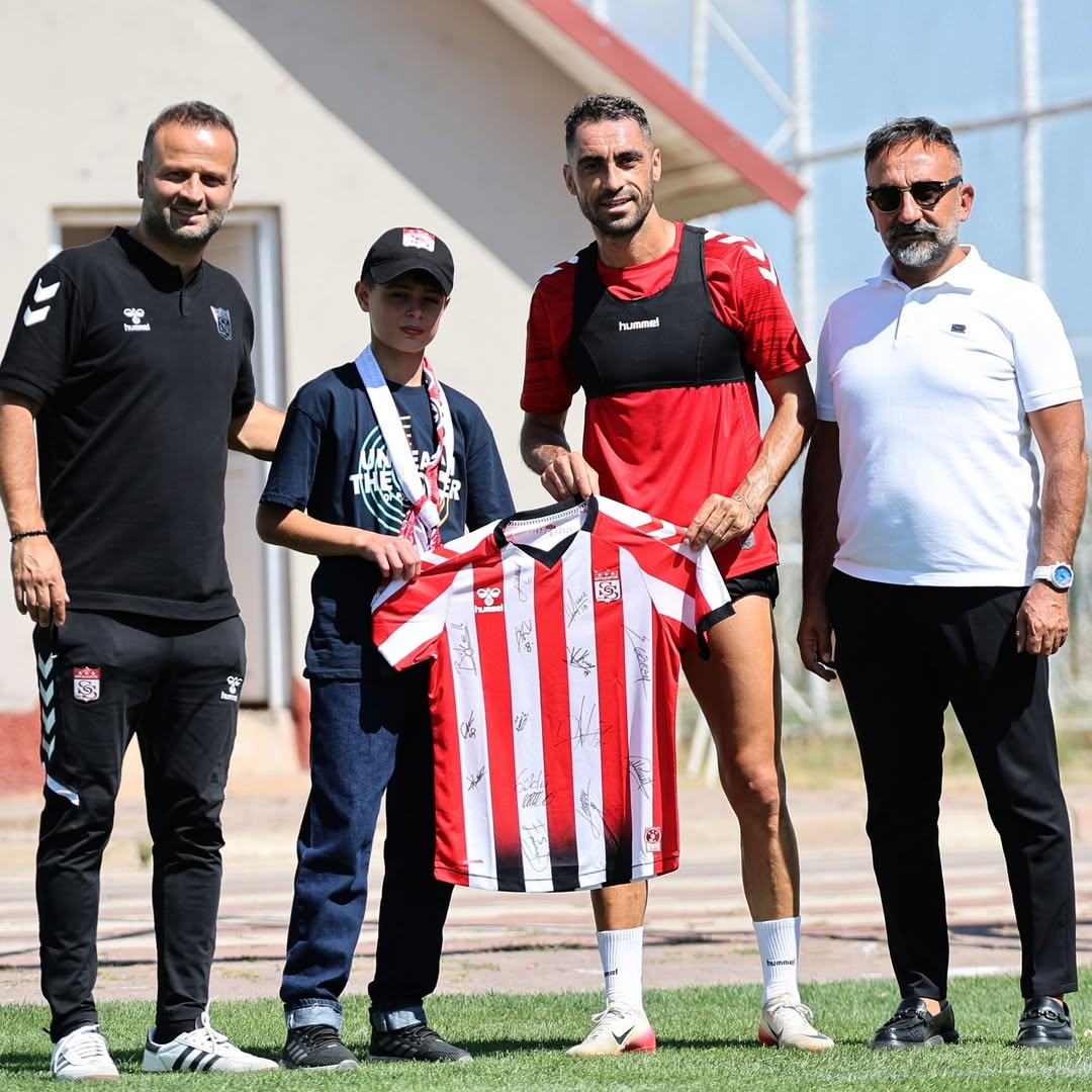 Sivasspor’dan Genç Taraftara Kombine ve İmza Forması