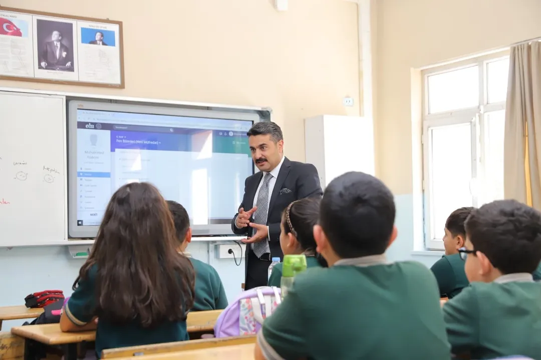 Sivas Milli Eğitim Müdürü Fatih Erdoğan Öğrencilerle Buluştu / Türkiye Yüzyılı Maarif Modeli Uygulamaları İnceledi
