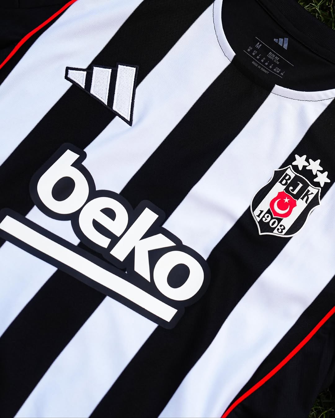 Beşiktaş Çubuklu Formayla Sahneye Çıkıyor