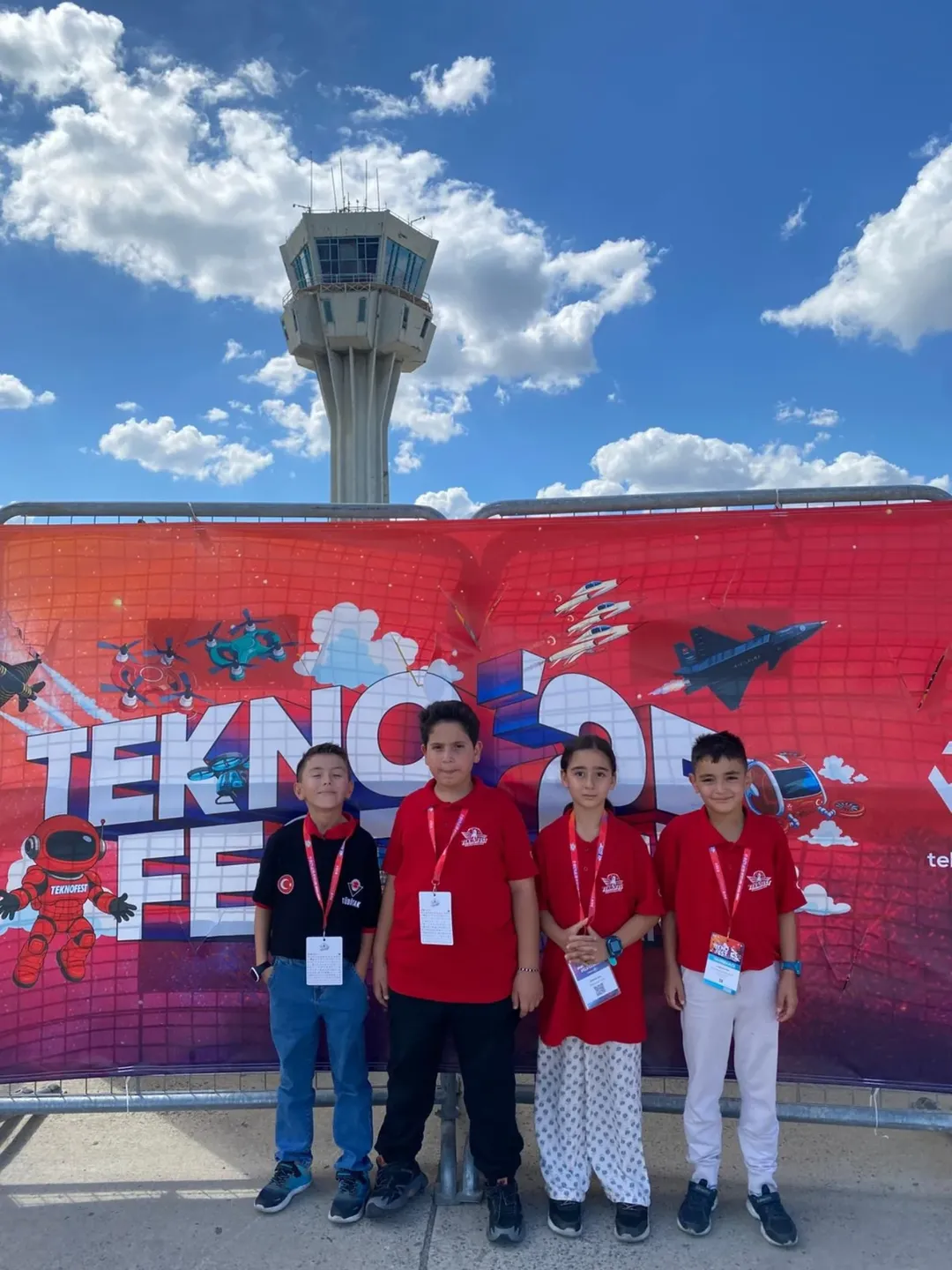 Sivaslı Öğrenciler TEKNOFEST 2025'te Uluslararası Çocuk Bilim Yarışması'nda