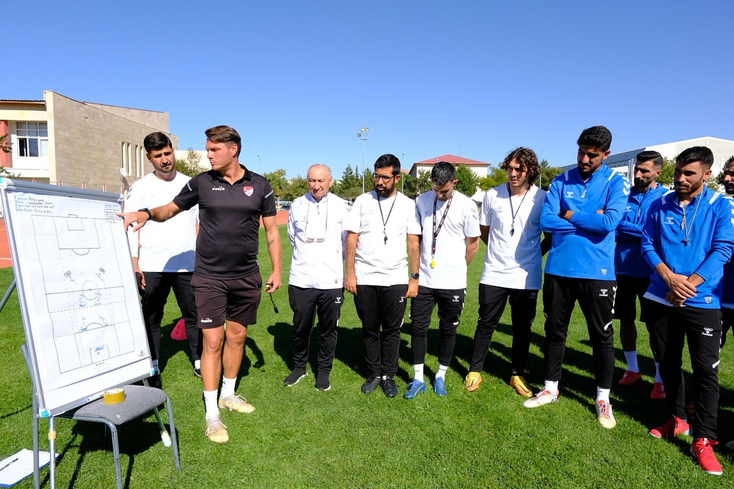 Sivas Cumhuriyet Üniversitesi'nde UEFA C Lisans Antrenör Eğitim Kursu Başladı