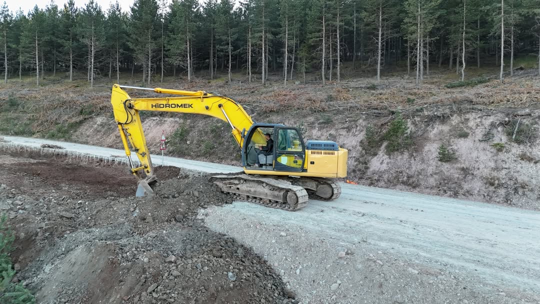 Sivas'ta Koyulhisar'ın Kızılelma Köyü Yol Onarım Çalışmalarına Kavuşuyor