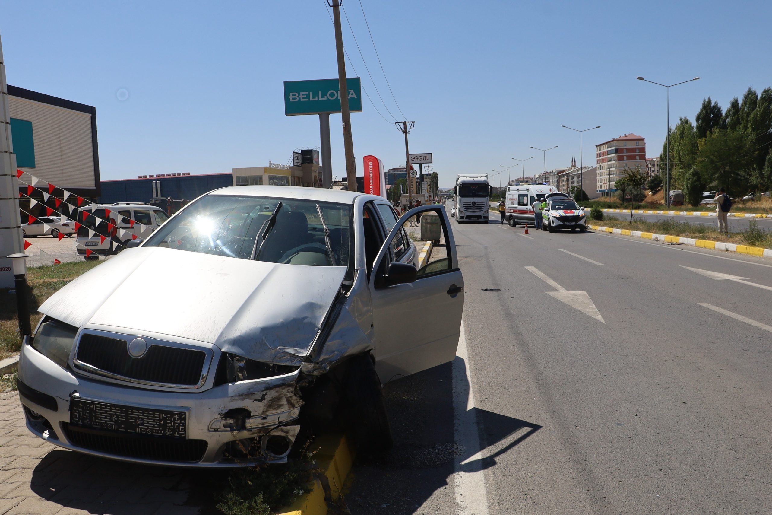 Sivas’ta Hafif Ticari Araç ile Otomobil Çarpıştı: 6 Yaralı