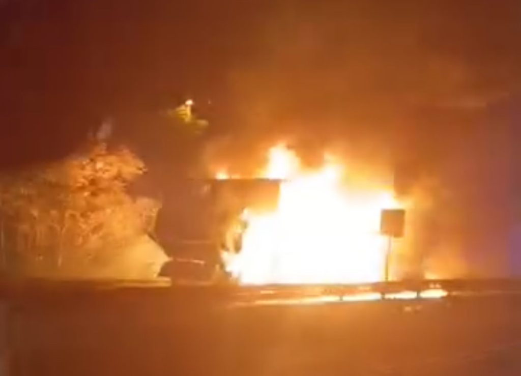 Janttan Çıkan Kıvılcım Tırı Küle Çevirdi!