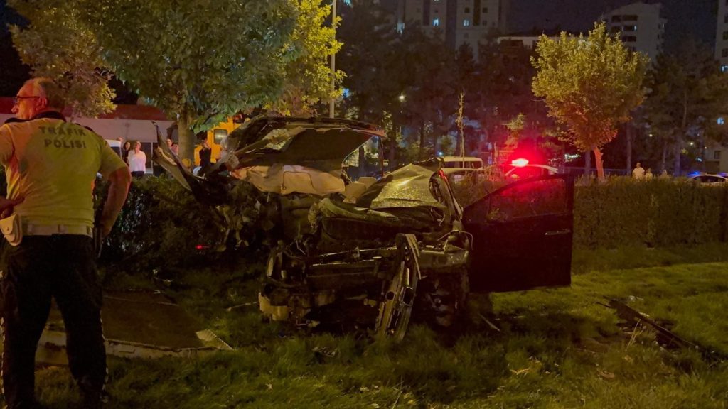 Tramvay Yoluna Uçan Otomobil Hurdaya Döndü: 1 Ölü, 1 Yaralı Tramvay Yoluna Uçan Otomobil Hurdaya Döndü: 1 Ölü, 1 Yaralı