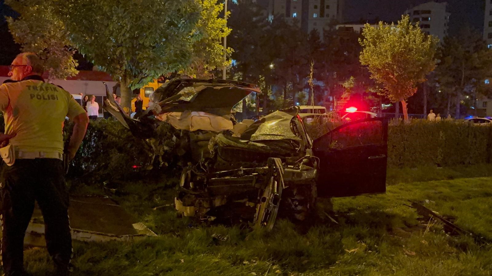 Tramvay Yoluna Uçan Otomobil Hurdaya Döndü: 1 Ölü, 1 Yaralı