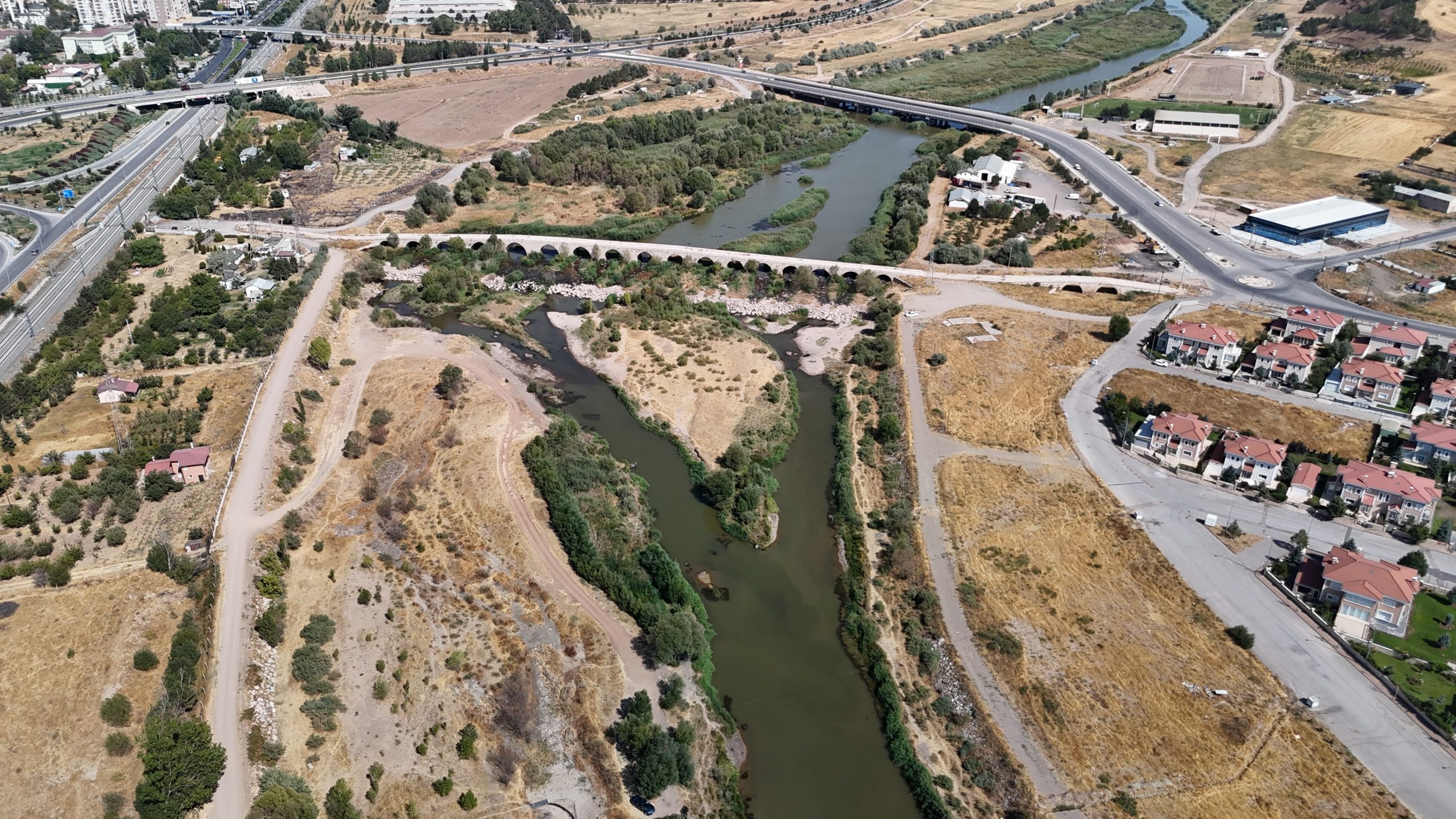 Kuraklık Kızılırmak’ı Vurdu: Nehirde Zemin Göründü, Adacıklar Ortaya Çıktı