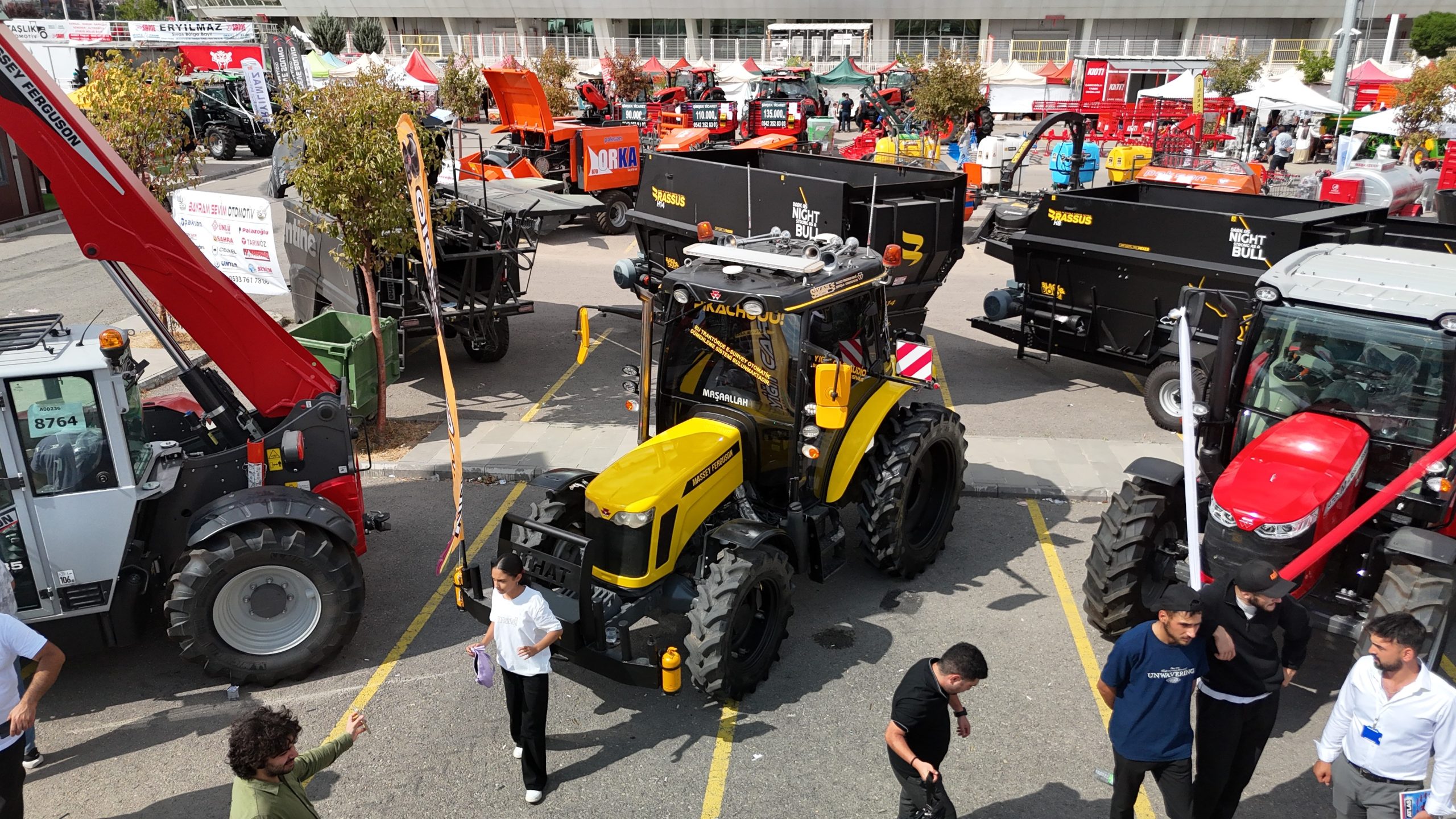 Sivas Tarım Fuarında Renkli Traktörler İlgi Odağı Oldu