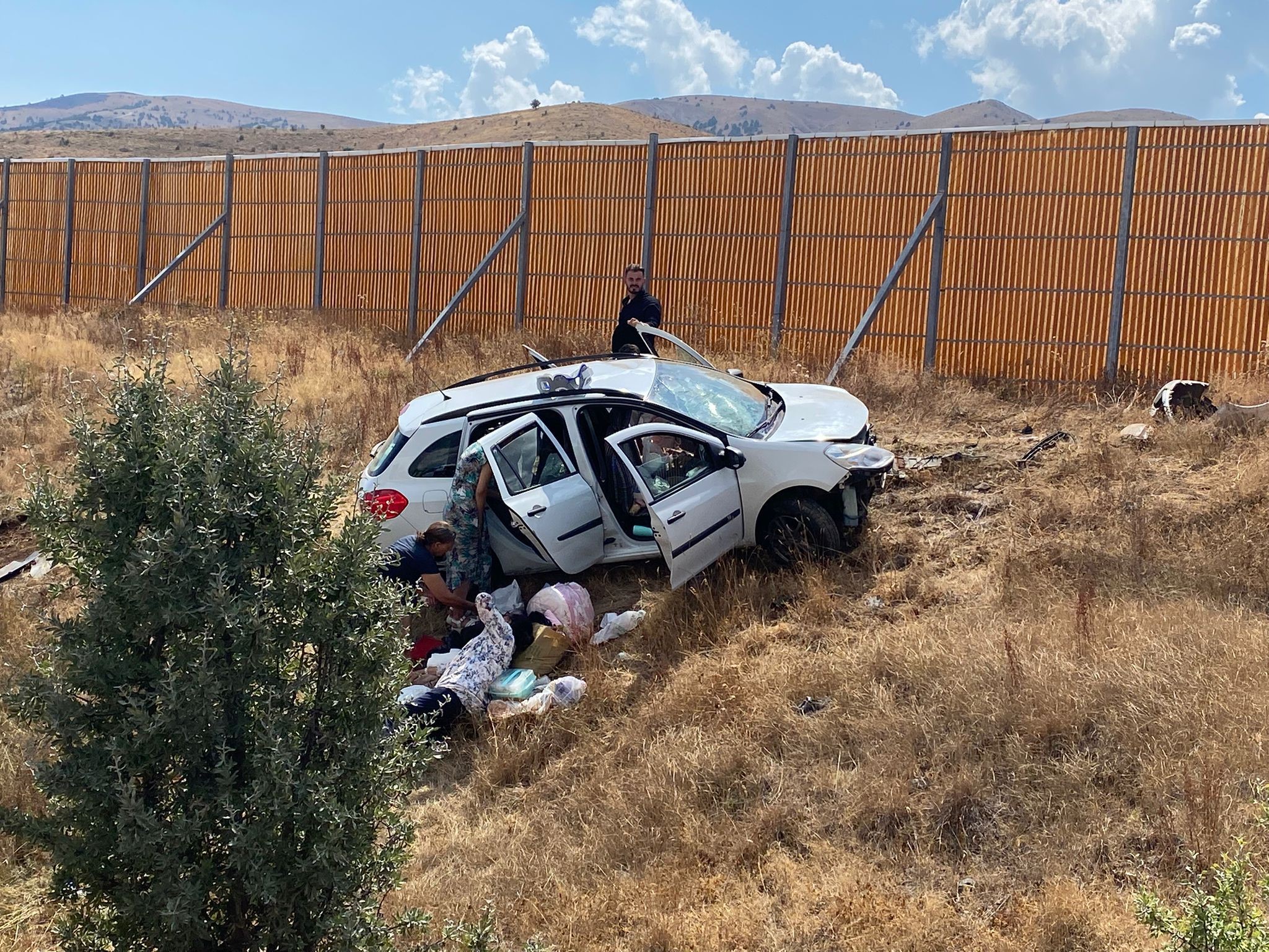 Sivas’ta Otomobil Yoldan Çıktı: Biri Bebek 4 Yaralı