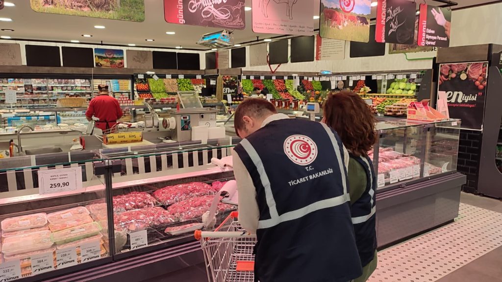Ticaret Bakanlığı'ndan 81 ilde gıda ve market denetimi Ticaret Bakanlığı’ndan 81 ilde gıda ve market denetimi